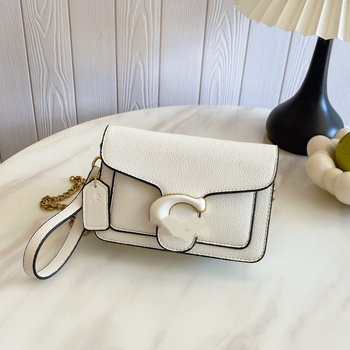 Crossbody torbica u street-trend stilu, PU koža; horizontalni kvadratni oblik; magnetska kopča; laminirani džep sa zatvaračem; poliester podstava