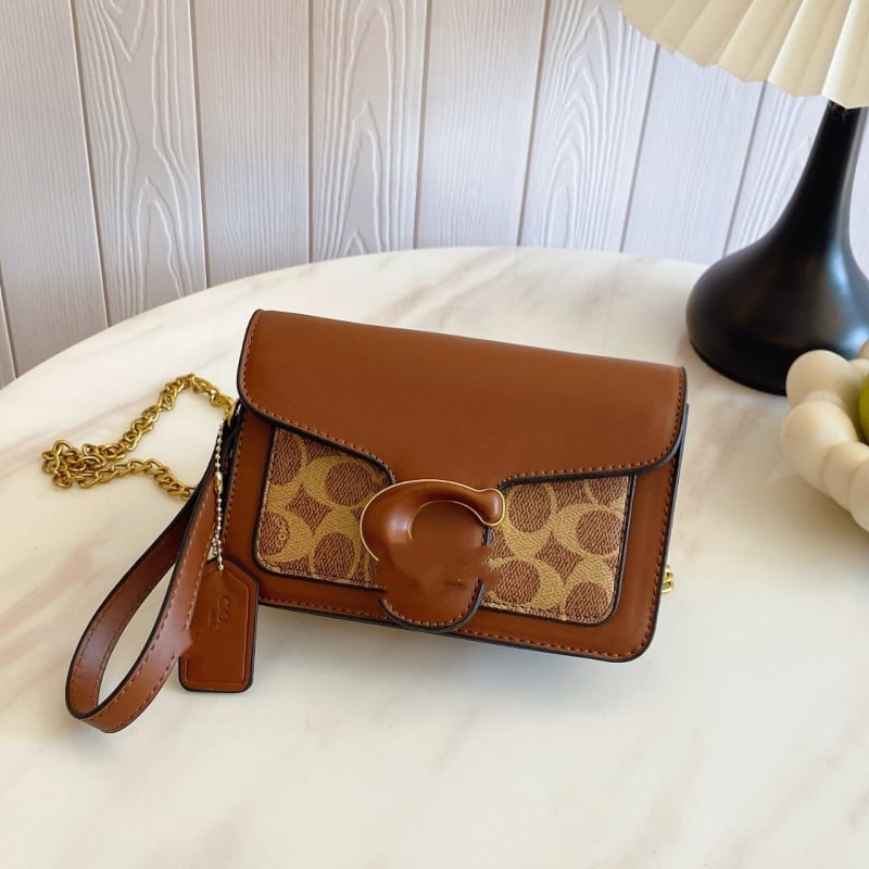 Crossbody torbica u street-trend stilu, PU koža; horizontalni kvadratni oblik; magnetska kopča; laminirani džep sa zatvaračem; poliester podstava