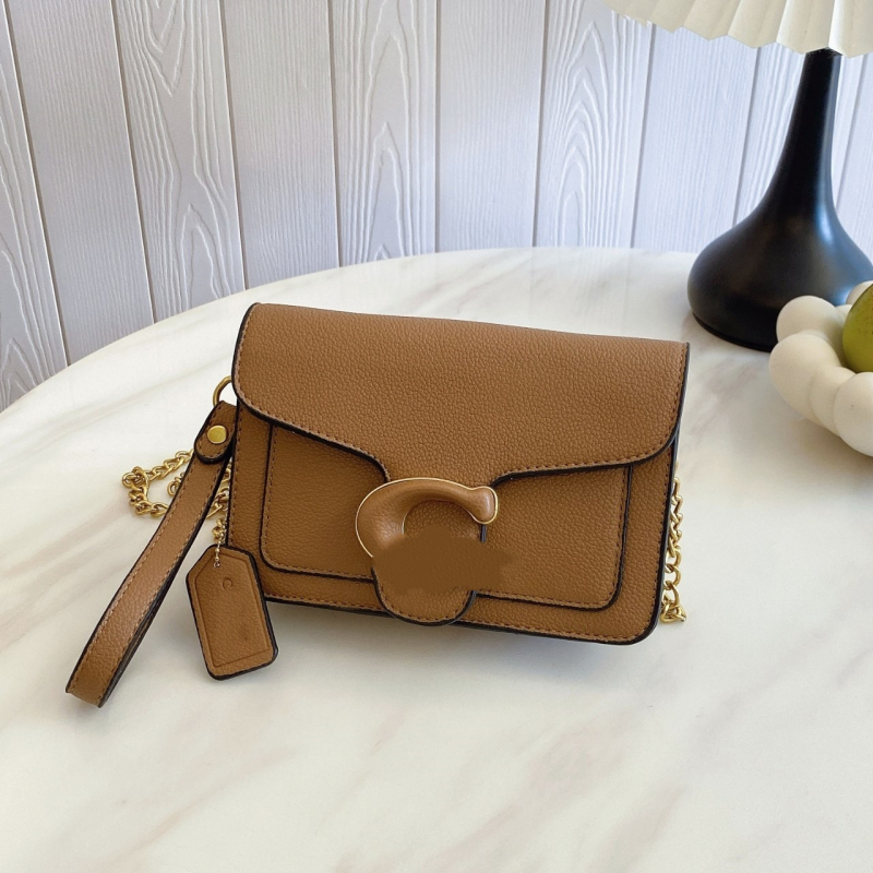 Crossbody torbica u street-trend stilu, PU koža; horizontalni kvadratni oblik; magnetska kopča; laminirani džep sa zatvaračem; poliester podstava