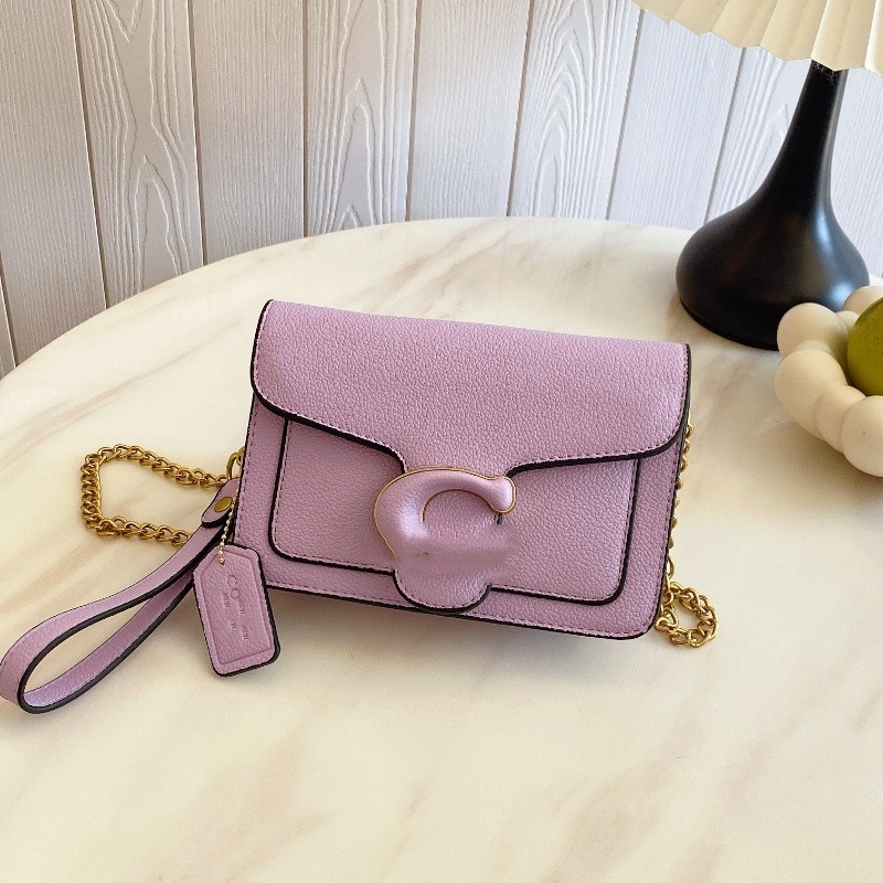 Crossbody torbica u street-trend stilu, PU koža; horizontalni kvadratni oblik; magnetska kopča; laminirani džep sa zatvaračem; poliester podstava