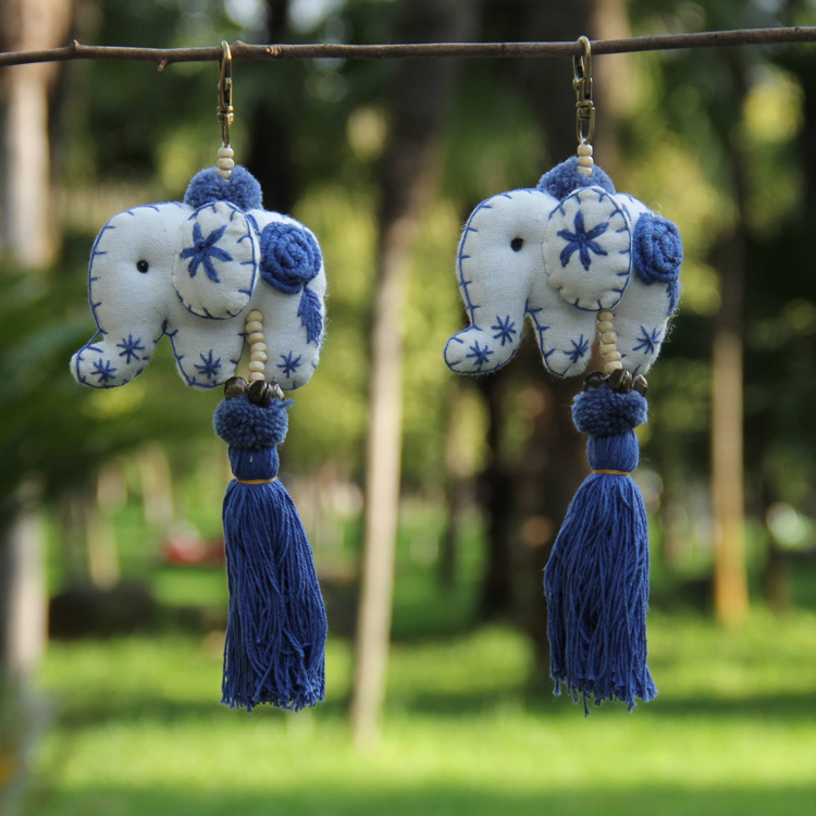 Ušiveni dodatak sa slonovim motivom i tie-dye uzorom, platneni privjesak za ključeve