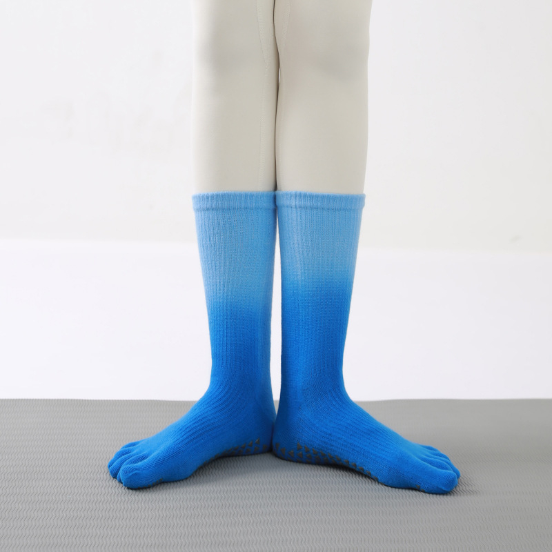 Petoprstne pamučne Pilates čarape s anti-slip silikonskim gripom, upijaju znoj, gradientni uzorak, srednja duljina cijevi, sadržaj pamuka 70–80%