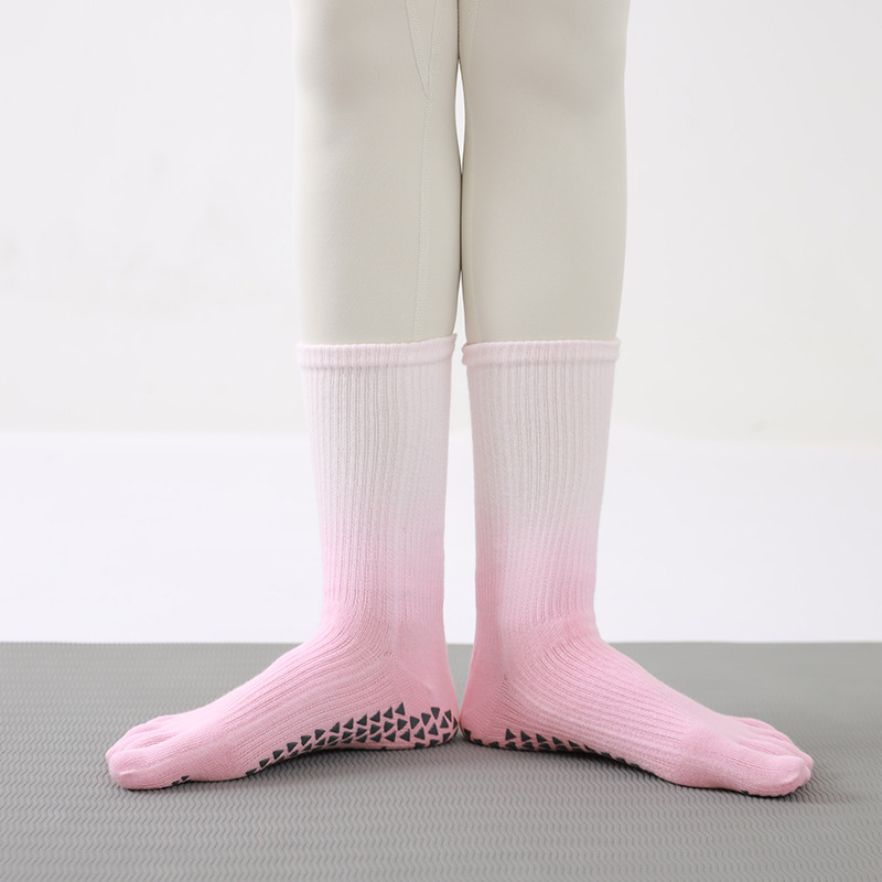Petoprstne pamučne Pilates čarape s anti-slip silikonskim gripom, upijaju znoj, gradientni uzorak, srednja duljina cijevi, sadržaj pamuka 70–80%