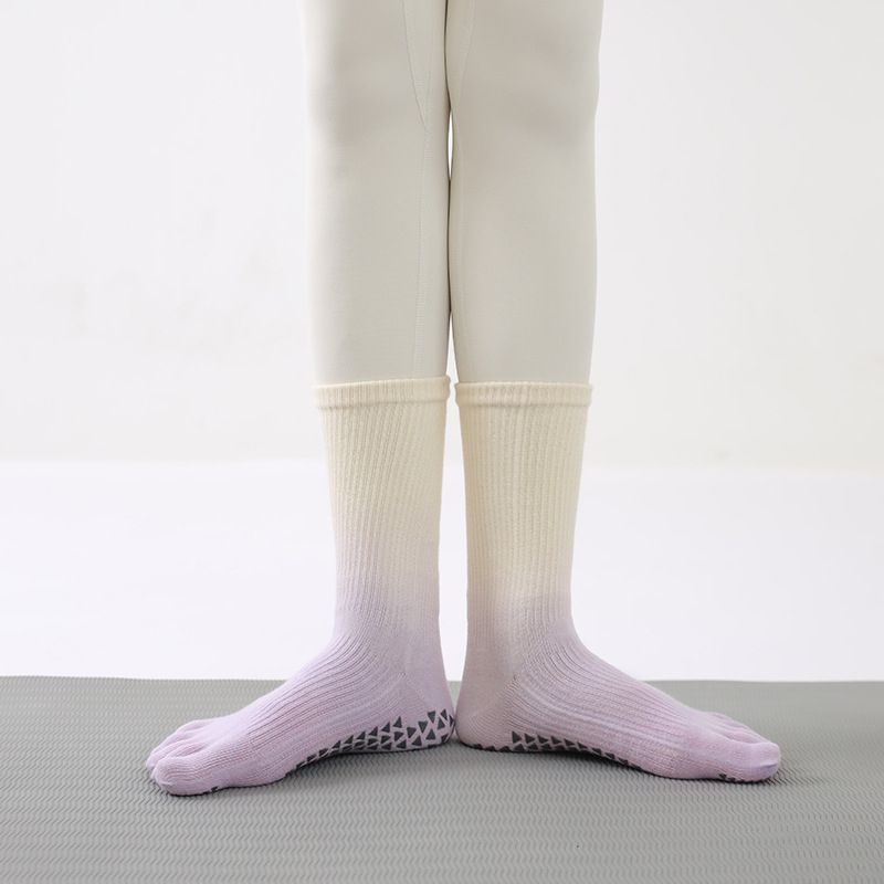 Petoprstne pamučne Pilates čarape s anti-slip silikonskim gripom, upijaju znoj, gradientni uzorak, srednja duljina cijevi, sadržaj pamuka 70–80%