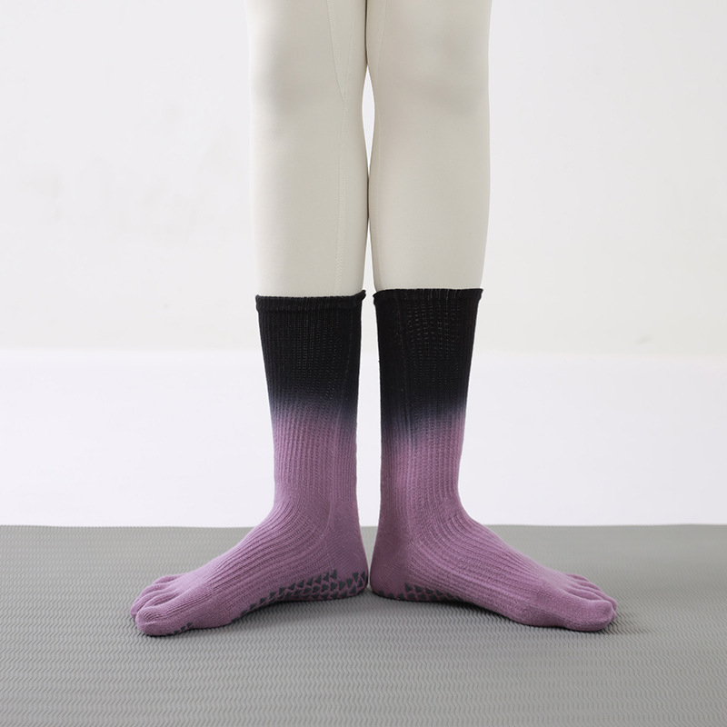 Petoprstne pamučne Pilates čarape s anti-slip silikonskim gripom, upijaju znoj, gradientni uzorak, srednja duljina cijevi, sadržaj pamuka 70–80%