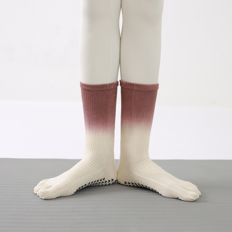 Petoprstne pamučne Pilates čarape s anti-slip silikonskim gripom, upijaju znoj, gradientni uzorak, srednja duljina cijevi, sadržaj pamuka 70–80%