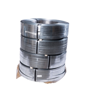 Galvanizált acél szalag fémtermékek csomagolásához, nagy szilárdságú 850 MPa, vastagság 0,5–1,0 mm, tekercs belső Ø 300–400 mm