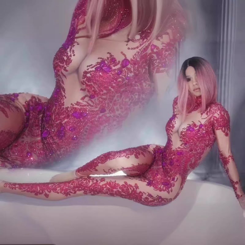 Ruha Spandex anyagból, fő anyag 80-90% Spandex, másodlagos anyag 90-95% Spandex, forró rögzítésű kristályok