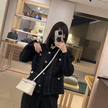LP19 torbica za ručak — inspirirana Gigi, jednodijelna ramenska crossbody torba, koža prvog sloja teleća, horizontalni kvadratni oblik, zatvaranje na zip, jedna naramenica
