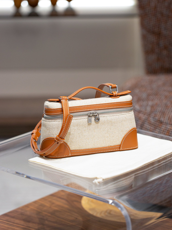 LP19 torbica za ručak — inspirirana Gigi, jednodijelna ramenska crossbody torba, koža prvog sloja teleća, horizontalni kvadratni oblik, zatvaranje na zip, jedna naramenica