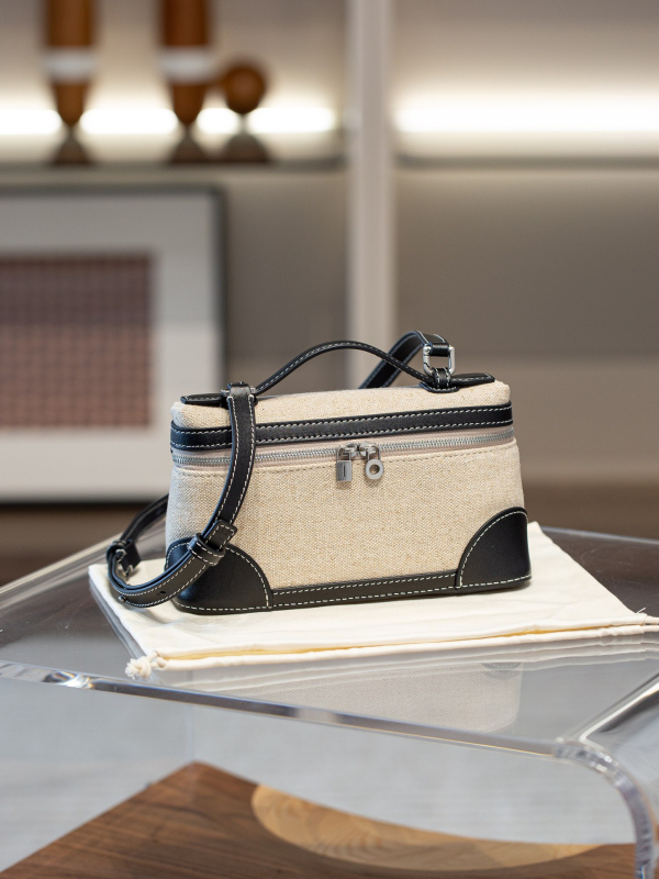 LP19 torbica za ručak — inspirirana Gigi, jednodijelna ramenska crossbody torba, koža prvog sloja teleća, horizontalni kvadratni oblik, zatvaranje na zip, jedna naramenica
