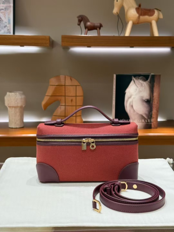 LP19 torbica za ručak — inspirirana Gigi, jednodijelna ramenska crossbody torba, koža prvog sloja teleća, horizontalni kvadratni oblik, zatvaranje na zip, jedna naramenica