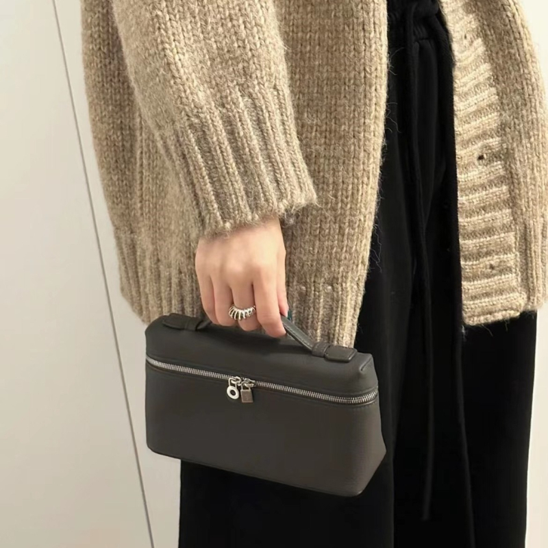 LP19 torbica za ručak — inspirirana Gigi, jednodijelna ramenska crossbody torba, koža prvog sloja teleća, horizontalni kvadratni oblik, zatvaranje na zip, jedna naramenica