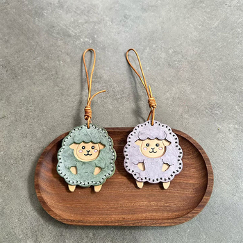 Pandantiv pentru geantă din piele de vițel – oiță pufoasă, stil proaspăt și drăguț, primăvara 2025