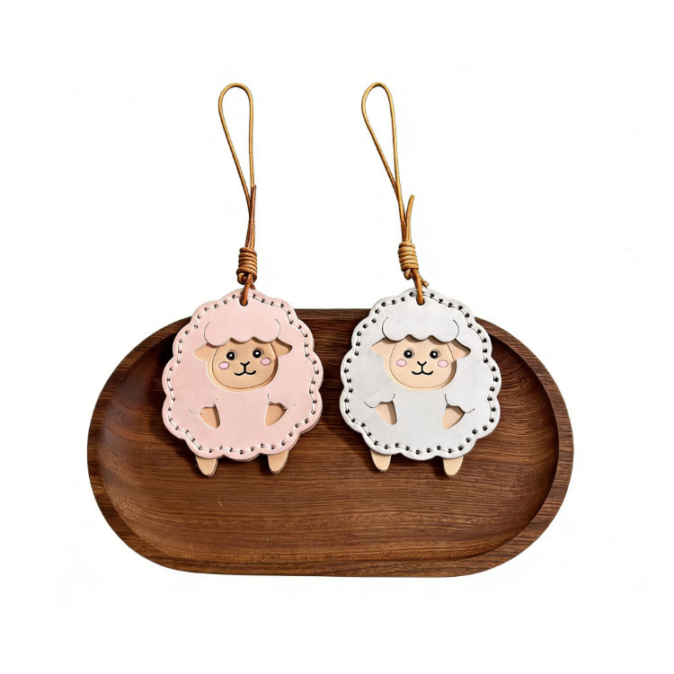 Pandantiv pentru geantă din piele de vițel – oiță pufoasă, stil proaspăt și drăguț, primăvara 2025