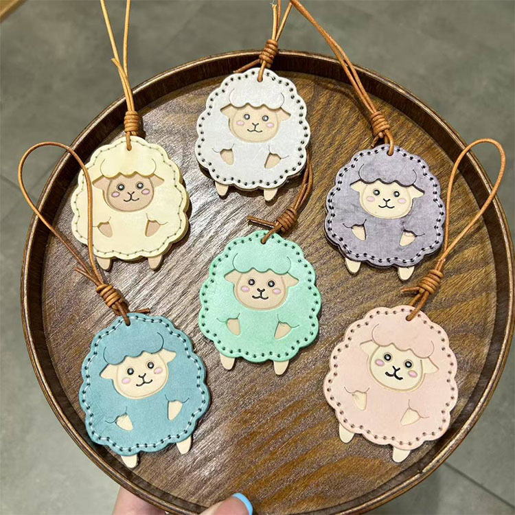 Pandantiv pentru geantă din piele de vițel – oiță pufoasă, stil proaspăt și drăguț, primăvara 2025