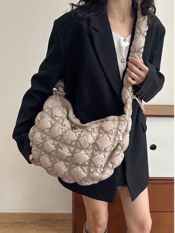 Nylon torba u dumpling stilu s otvorom na zatvarač i unutarnjim džepom sa zatvaračem, torba u oblacima, gradska jednostavnost