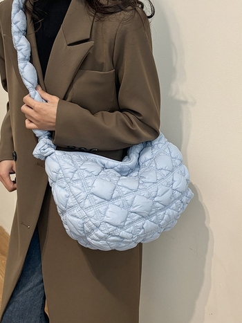 Nylon torba u dumpling stilu s otvorom na zatvarač i unutarnjim džepom sa zatvaračem, torba u oblacima, gradska jednostavnost