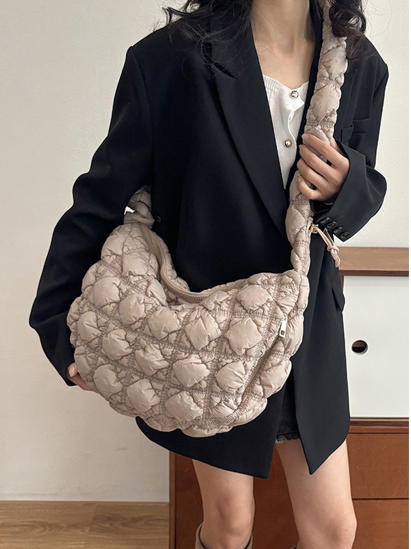 Nylon torba u dumpling stilu s otvorom na zatvarač i unutarnjim džepom sa zatvaračem, torba u oblacima, gradska jednostavnost