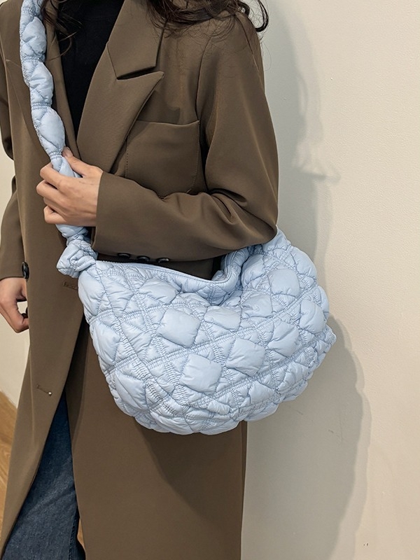 Nylon torba u dumpling stilu s otvorom na zatvarač i unutarnjim džepom sa zatvaračem, torba u oblacima, gradska jednostavnost