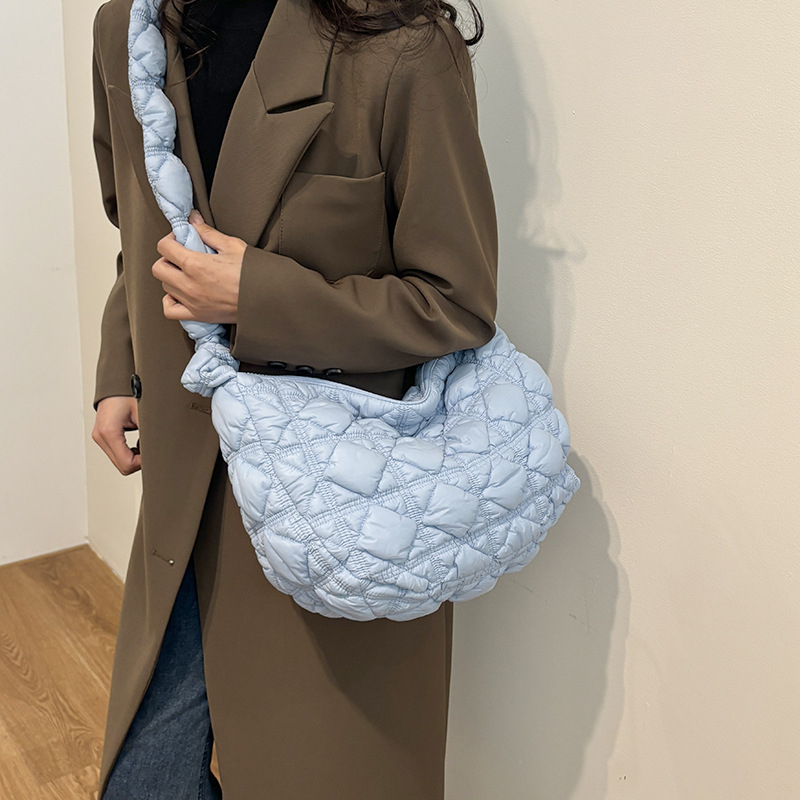 Nylon torba u dumpling stilu s otvorom na zatvarač i unutarnjim džepom sa zatvaračem, torba u oblacima, gradska jednostavnost