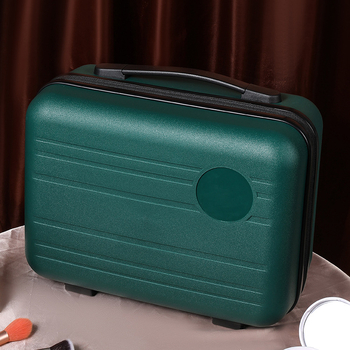 PP-anyagú kozmetikai utazótáska, egyirányú kerekek, cipzáros nyitás, tömeg 216 g, uniszex.