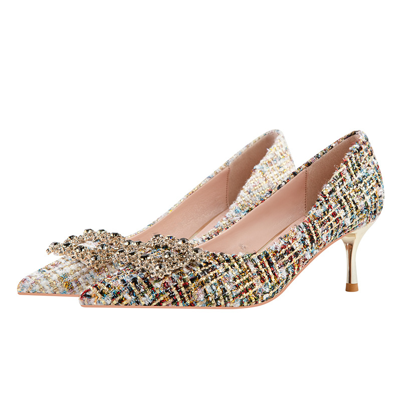 Pantofi femei cu toc înalt – vârf ascuțit, toc stilett, înălțime peste 8 cm, model în carouri, partea superioară din bumbac, cataramă cu cristale