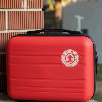 PP anyagú kompakt utazótáska, kerekekkel egyirányú, cipzáros nyitás, vízálló és ultrakönnyű, száraz–nedves elválasztás