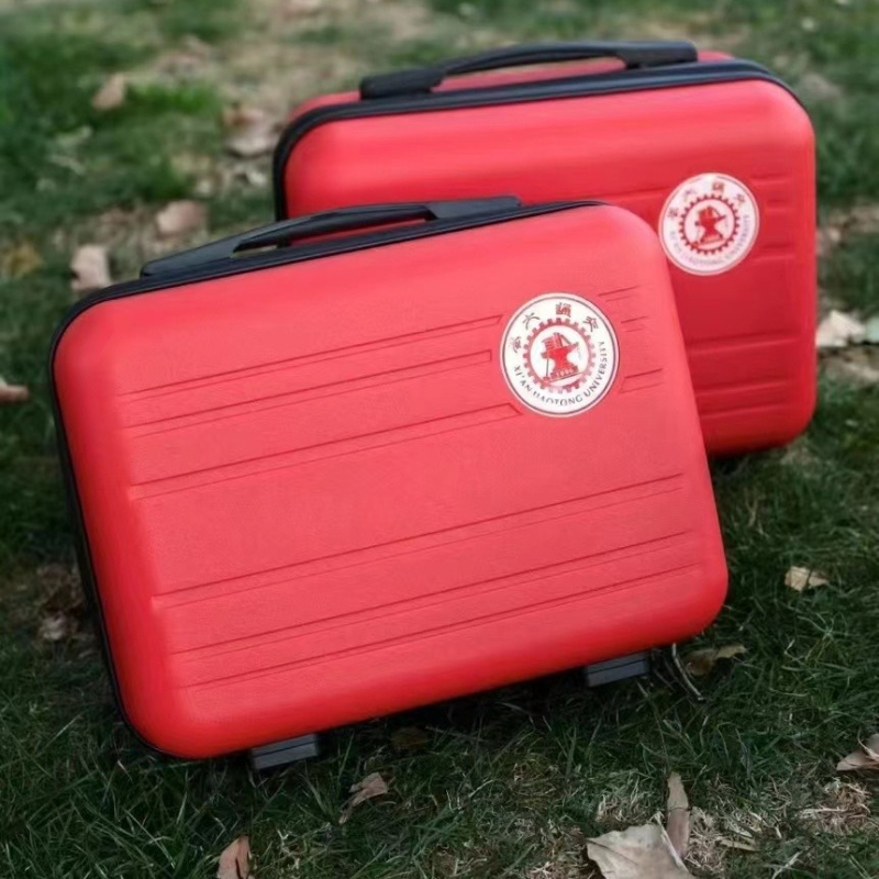 PP anyagú kompakt utazótáska, kerekekkel egyirányú, cipzáros nyitás, vízálló és ultrakönnyű, száraz–nedves elválasztás