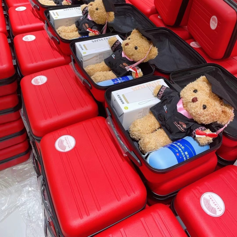 PP anyagú kompakt utazótáska, kerekekkel egyirányú, cipzáros nyitás, vízálló és ultrakönnyű, száraz–nedves elválasztás