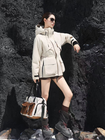 Geacă damă din puf parka cu glugă, croială Slim, puf 201–300 g, conținut puf 51–55%