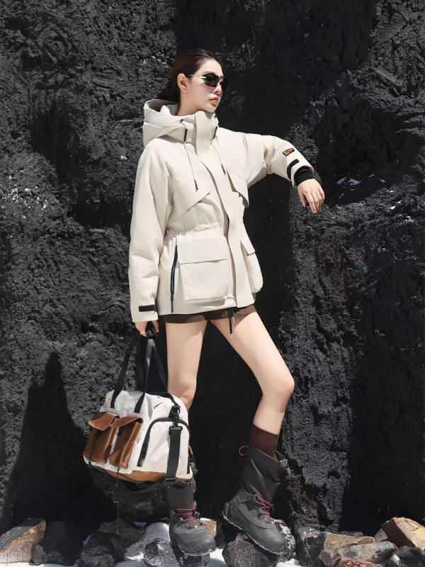 Geacă damă din puf parka cu glugă, croială Slim, puf 201–300 g, conținut puf 51–55%