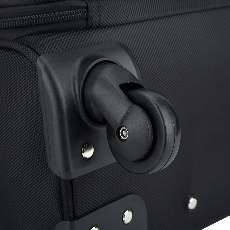 Buck Saber valiză de mână din poliester, cu construcție impermeabilă, rezistentă la uzură și la șocuri; roți unidirecționale; încuietoare cu lacăt; greutate 2.68 kg