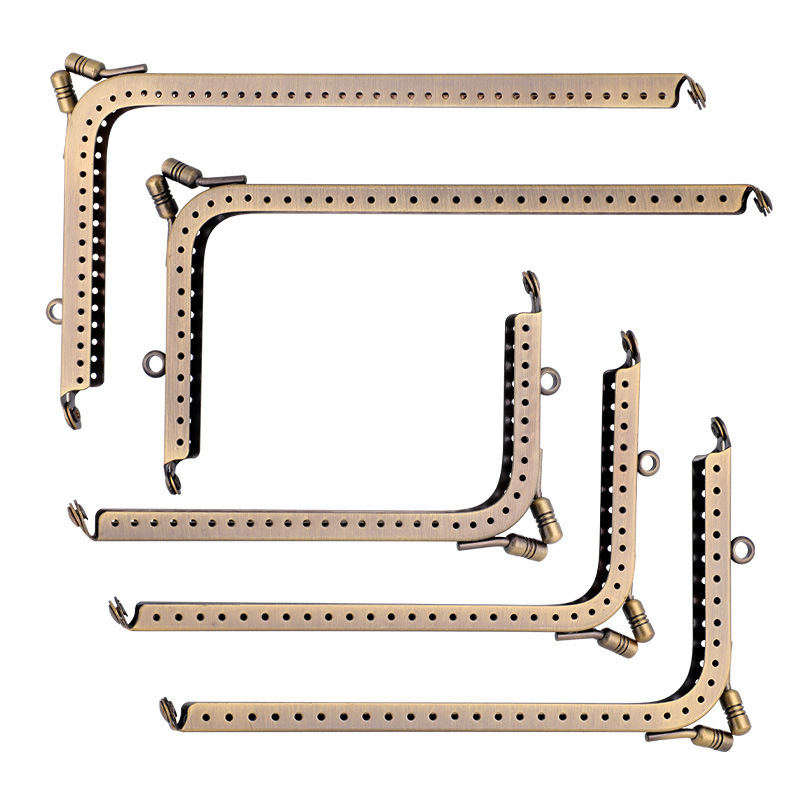 Обков за чанти — L-образен и 7-образен метален заключващ елемент, от желязо, ръчно изработен, пролет 2023