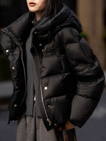 Geacă de puf, umplutură de puf de gâscă; conținut puf 91–95%; material: nylon; glugă; fermoar