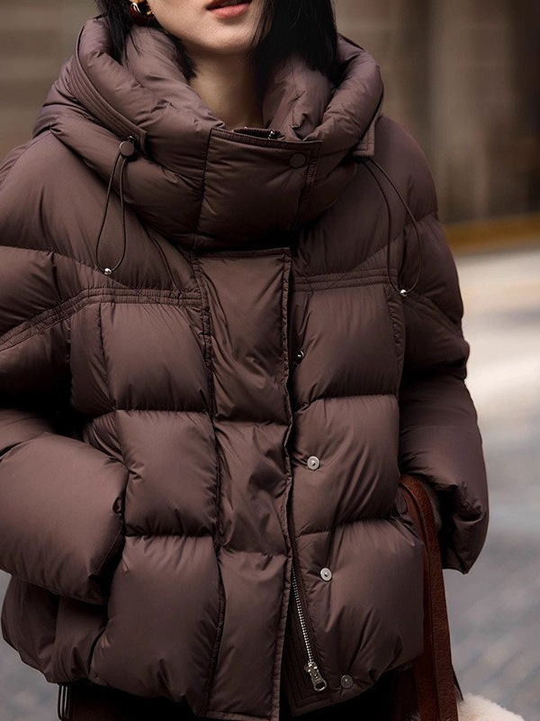 Geacă de puf, umplutură de puf de gâscă; conținut puf 91–95%; material: nylon; glugă; fermoar