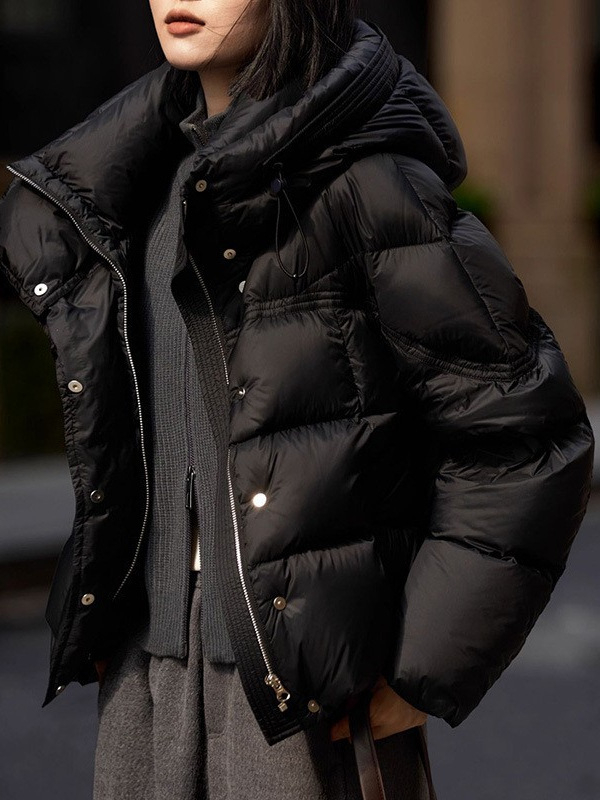 Geacă de puf, umplutură de puf de gâscă; conținut puf 91–95%; material: nylon; glugă; fermoar