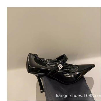 Mary Jane magas sarkú cipő, hegyes orrú, 6–8 cm vékony sarok, felsőrész mikroszálas, pánt egy csattal