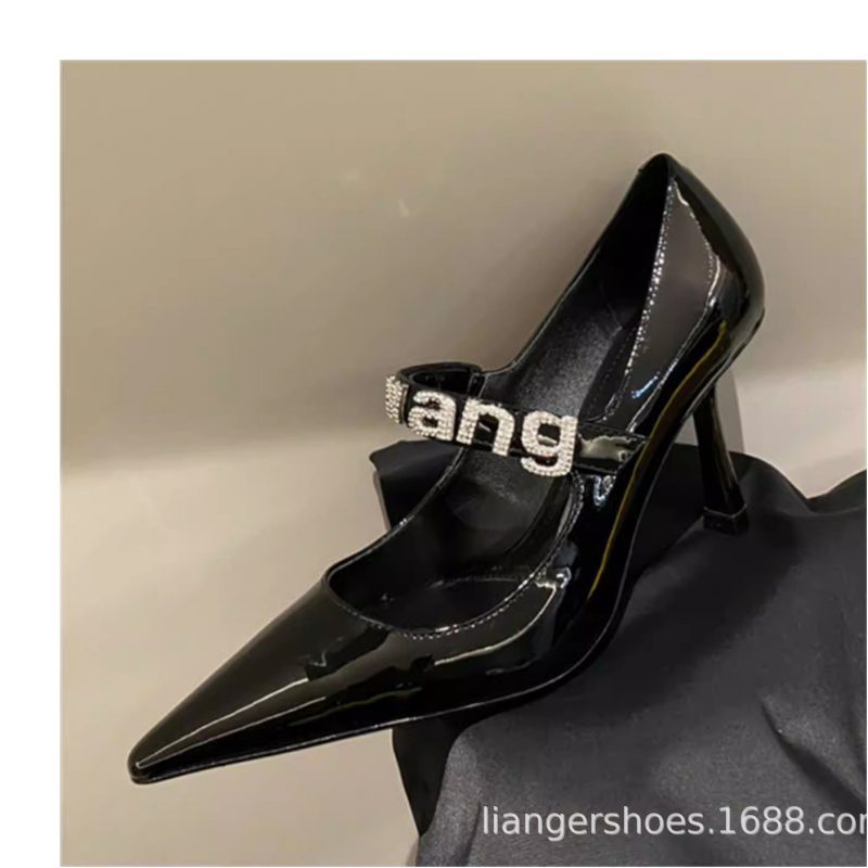 Mary Jane magas sarkú cipő, hegyes orrú, 6–8 cm vékony sarok, felsőrész mikroszálas, pánt egy csattal