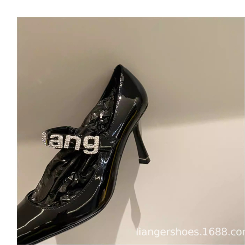 Mary Jane magas sarkú cipő, hegyes orrú, 6–8 cm vékony sarok, felsőrész mikroszálas, pánt egy csattal