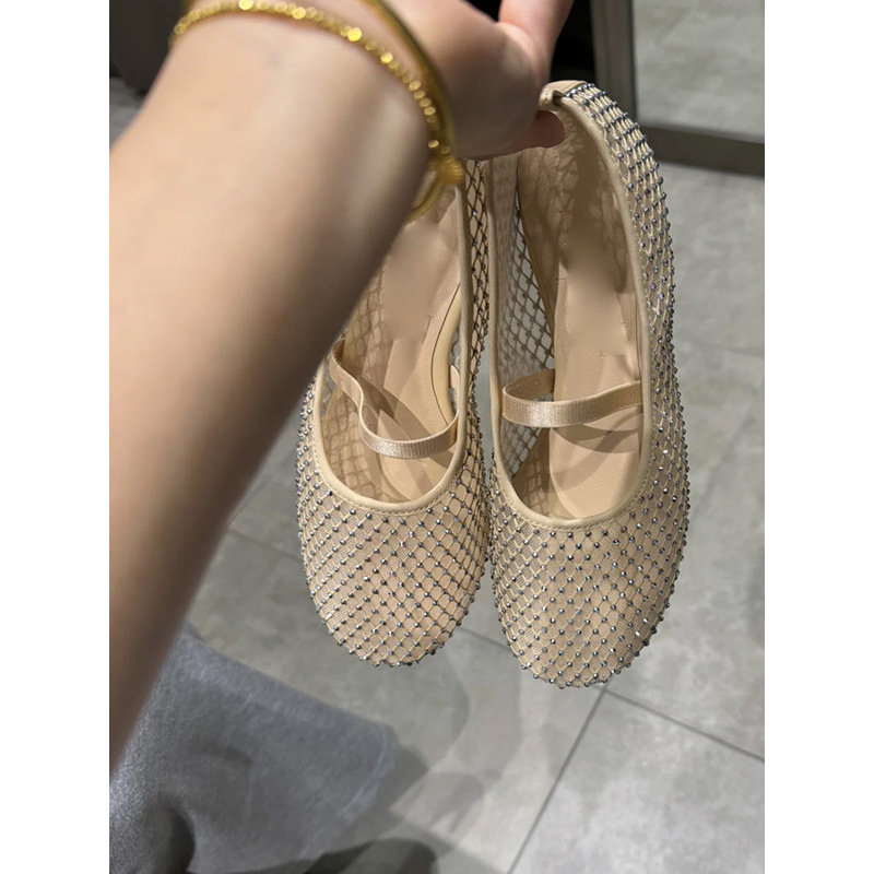 Pantofi Mary Jane cu partea superioară din plasă, toc mic sub 3 cm, închidere cu cataramă