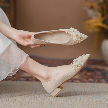 Pantofi de mireasă, vârf ascuțit, toc mic (1–3 cm), partea superioară joasă, toc gros, talpă din cauciuc