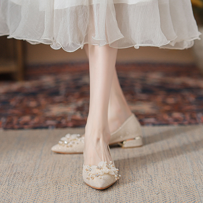 Pantofi de mireasă, vârf ascuțit, toc mic (1–3 cm), partea superioară joasă, toc gros, talpă din cauciuc