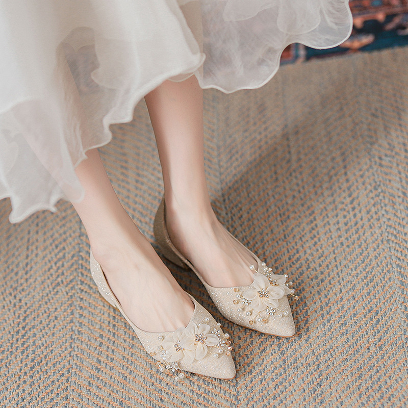 Pantofi de mireasă, vârf ascuțit, toc mic (1–3 cm), partea superioară joasă, toc gros, talpă din cauciuc