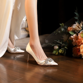 Vjenčane satenske štikle s uskim vrhom i rhinestones ukrasom (visina peta 6-8 cm, gumeni potplat)