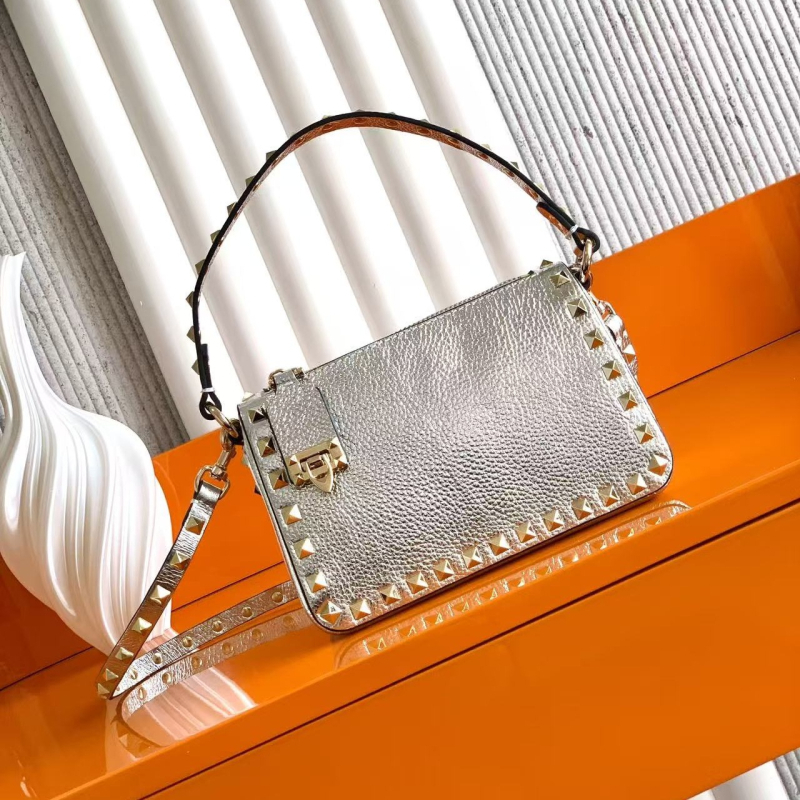 Elegantna ženska kožna crossbody torbica s preklopnim zatvaranjem, s jednom naramenicom, unutarnja podstava od prave goveđe kože, džep za telefon