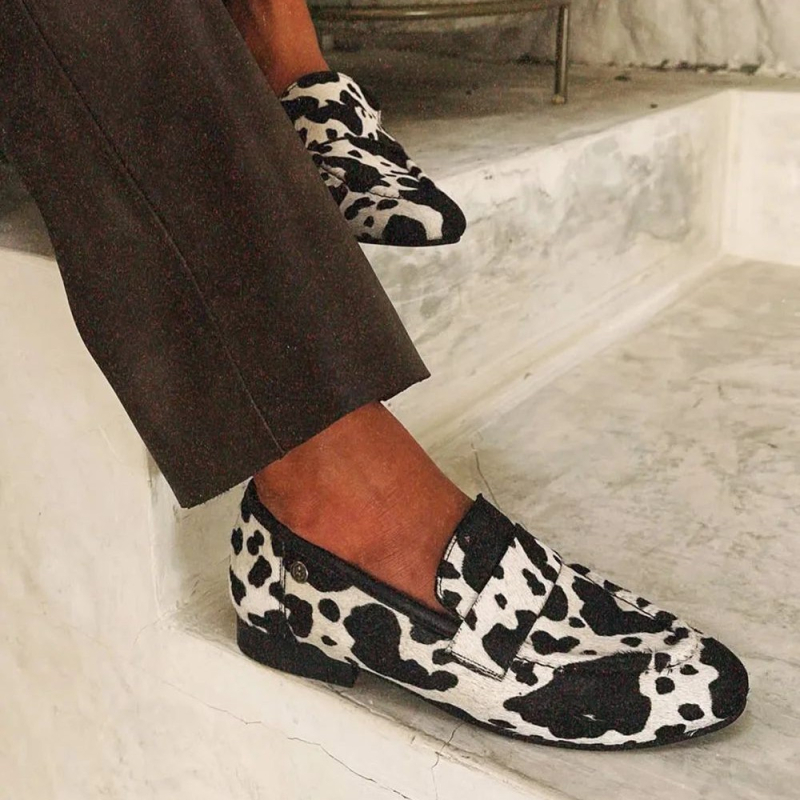 Női loaferek, tehénmintás, kerek orr, PU felsőrész, gumitalp, alacsony sarok