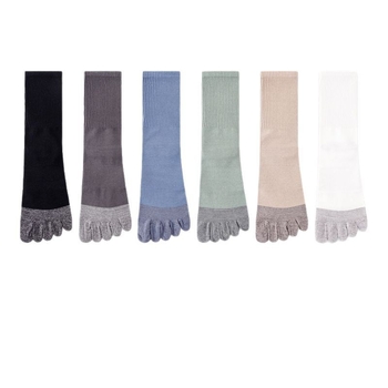 Férfi ötujjú sportzokni középmagas hosszúságú, nedvességelvezető és szagtalanító, pamut 93,4% / spandex 3,7% / nylon 2,9%, színblokkminta