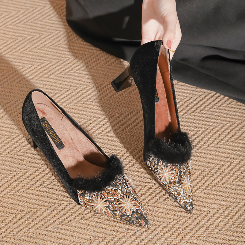 Magas sarkú cipő - hegyes orr, velúr felsőrész, 6-8 cm-es sarok, belső műszőrme bélés