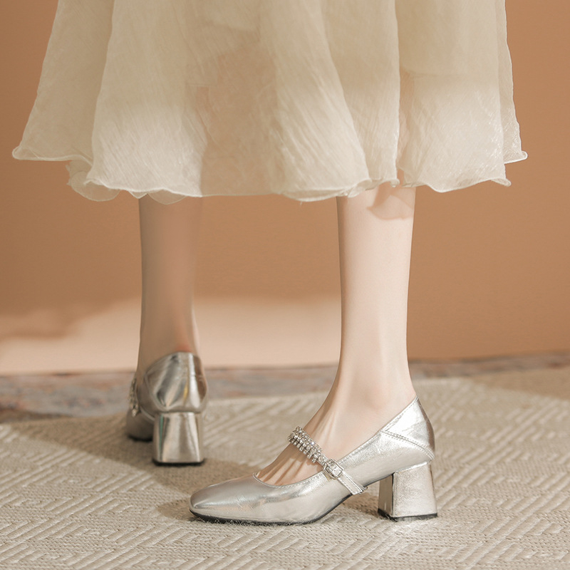 Mary Jane magassarkú cipő - hegyes orr, PU felsőrész, 3-5 cm-es sarok, belső műbőr talpbetét, modell Z3-X505